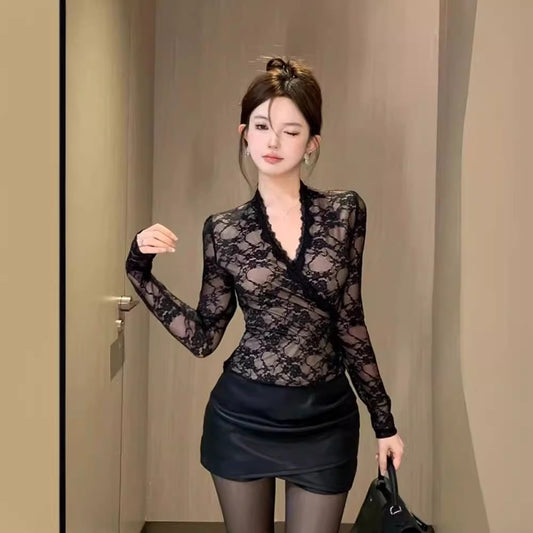Black Long-sleeve V-neck Lace Base Top
